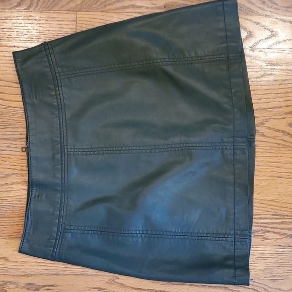 Free People Dresses & Skirts - FREE PEOPLE FAUX LEATHER FOREST GREEN MINI SKIRT WOMEN'S SIZE 4